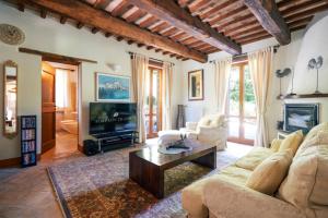 een woonkamer met een bank en een tafel bij Villa Forconi in Lisciano Niccone