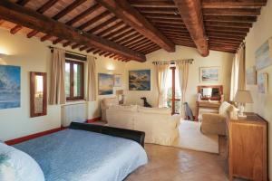 een slaapkamer met een bed en een woonkamer bij Villa Forconi in Lisciano Niccone +19 foto's