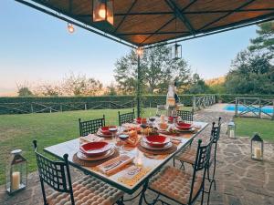 een tafel met borden eten op een patio bij Villa Forconi in Lisciano Niccone