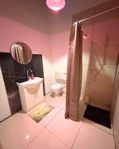 Ένα μπάνιο στο Sliema Room with ensuite bathroom, air-condition and spacious