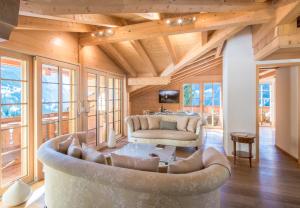 a living room with a couch and a table at Chalet Aberot in Wengen