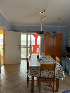 comedor con mesa y sillas con vistas en A casa do amor, en Vila do Maio