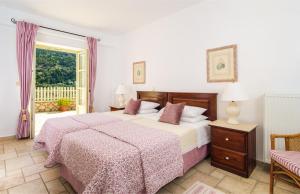 een slaapkamer met een bed en een raam bij Villa Valia in Ayios Nikitas