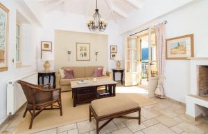 een woonkamer met een bank en een tafel bij Villa Valia in Ayios Nikitas
