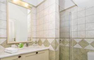 een badkamer met een wastafel en een douche bij Villa Valia in Ayios Nikitas