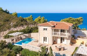 een luchtfoto van een villa met zwembad bij Villa Valia in Ayios Nikitas