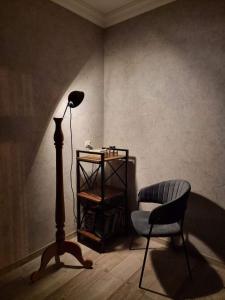 une chambre avec une lampe, une chaise et une table dans l'établissement Cozy Nest Dilijan, entire home ,дом целиком, à Dilidjan 21 autres photos