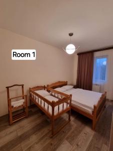 - une chambre avec deux lits et une chambre avec une fenêtre dans l'établissement Cozy Nest Dilijan, entire home ,дом целиком, à Dilidjan