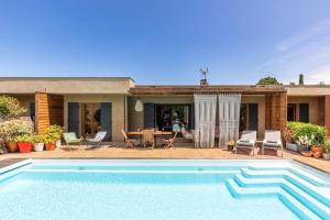 een huis met een zwembad voor een huis bij Villa Baccarat in Porto-Vecchio