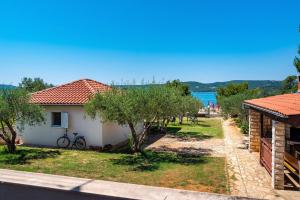 een huis met uitzicht op het water en de bomen bij Lucia&Laura in Turanj