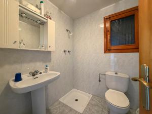 Un baño pequeño con lavabo e inodoro. en Casa Rural Bardenas Park, en Carcastillo