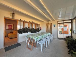 Un comedor con una mesa y algunas sillas. en Casa Rural Bardenas Park, en Carcastillo