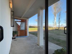 una entrada a una casa con puerta de cristal en Casa Rural Bardenas Park, en Carcastillo