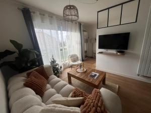 Et tv og/eller underholdning på Cœur de Concarneau, appartement entier, proche centre, corniche et plage avec parking