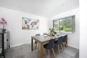 een eetkamer met een tafel en stoelen bij 10 The Valley - Free Parking & WiFi, Close To Beaches in Porthcurno