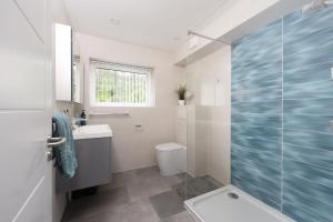 een badkamer met een toilet, een wastafel en een douche bij 10 The Valley - Free Parking & WiFi, Close To Beaches in Porthcurno +25 foto's