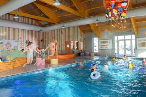 a group of children playing in a swimming pool at Familie Resort Molenwaard in Ottoland