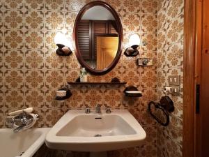 een badkamer met een wastafel en een spiegel bij Cortina Chalet Skyview in Zuel +24 foto's