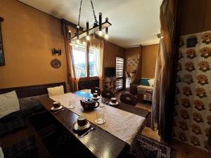 een eetkamer met een tafel met kopjes erop bij Cortina Chalet Skyview in Zuel