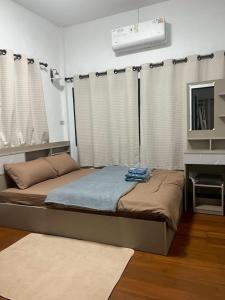 een groot bed in een kamer met een raam bij Uncle Matts Cafe and Chill in Ban Yang Pa Kha +14 foto's