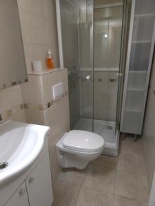 Phòng tắm tại 1 BR Apt Oslo, Garden, Terrace, Free Parking, +8 ảnh