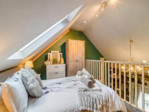 En eller flere senge i et værelse på Coachmans Cottage - Uk50418 + 11 billeder