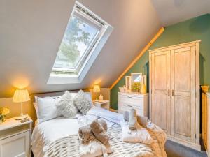 En eller flere senge i et værelse på Coachmans Cottage - Uk50418