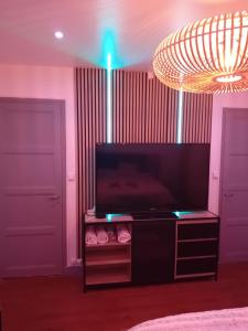 Μια τηλεόραση ή/και κέντρο ψυχαγωγίας στο T2 cosy plénitude h24 wifi parking privé Netflix +6 φωτογραφίες