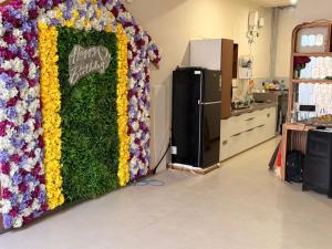 Una gran pared de flores en una tienda. en Homyana stays, en Jāmb 4 fotos más