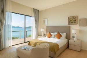 Un dormitorio con una cama y vista al mar. en The Summerland Panwa Beachfront 6BR Breakfast included, en Ban Ao Makham