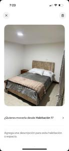un dormitorio con una cama en una habitación en Apartamento cerca al aeropuerto, en Bogotá