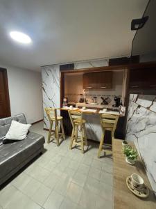 Una sala de estar con un sofá y una cocina. en Apartamento cerca al aeropuerto, en Bogotá 20 fotos más