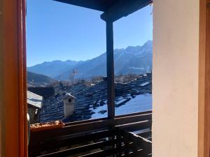 una finestra con vista su una montagna innevata di Maison di Viola a Arliod
