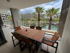 أتلانتيك مارينا في كيب تاون: طاولة وكراسي على شرفة مطلة على الماء