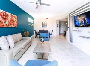 TV a/nebo společenská místnost v ubytování Amazing Townhome With Lake View At Storey Lake Resort