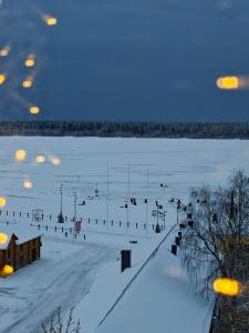 un campo coperto da neve con impianto di risalita di ArticLoft Kemi a Kemi Altre 45 foto