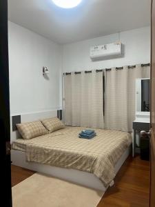 een slaapkamer met een bed en een televisie. bij Uncle Matts Cafe and Chill in Ban Yang Pa Kha