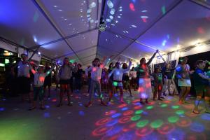 Grand-Village-PlageCamping Les Pins d'Oléron的一群人在灯光的房间跳舞