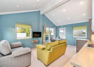 Μια τηλεόραση ή/και κέντρο ψυχαγωγίας στο Snainton Luxury Lodges +28 φωτογραφίες