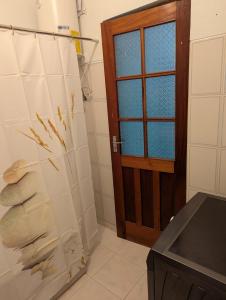 Cozy 3 Bdr at Praia Da Laginha في منديلو: حمام وستارة دش وباب