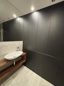 een badkamer met een wastafel en een spiegel bij Apartmány Zlatý Potok in Zvolen