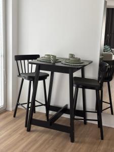 een tafel en twee stoelen met bekers en borden erop bij Apartmány Zlatý Potok in Zvolen +4 foto's