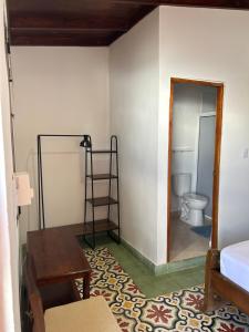 Casa Belia في كارتاهينا دي اندياس: غرفة بحمام مع مرحاض وطاولة