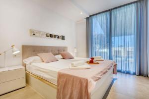 een slaapkamer met een bed en een groot raam bij Casa Reiet by dracmallorca in Santanyi +66 foto's