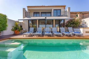 een villa met een zwembad en een huis bij Casa Reiet by dracmallorca in Santanyi