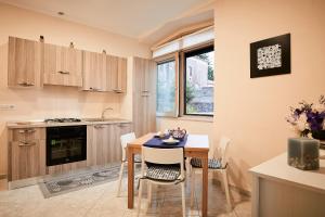 cocina con mesa y sillas en una habitación en Casa Vacanze La Trinità, en Ravello