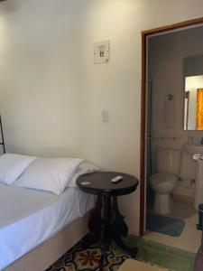 Casa Belia في كارتاهينا دي اندياس: غرفة نوم بسرير وطاولة ومرحاض