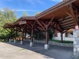 - un grand pavillon en bois devant un bâtiment dans l'établissement Résidence Atrey 103 Clés Blanches Courchevel, à Courchevel