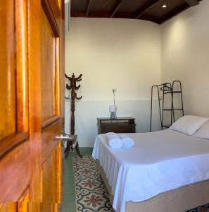 Casa Belia في كارتاهينا دي اندياس: غرفة نوم بسرير وباب مفتوح