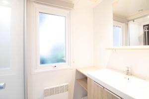 Grand-Village-PlageCamping Les Pins d'Oléron的带水槽和窗户的浴室 更多19张照片